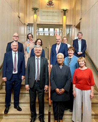 VfGH-Vizepräsidentin Verena Madner mit den Mitgliedern Georg Lienbacher, Ingrid Siess-Scherz und Angela Julcher sowie die belgische VfGH-Präsidentin Joséphine Moerman und Präsident Pierre Nihoul mit den Richter Michel Pâques, Danny Pieters und Kattrin Jadin (8. Juni 2026; Foto: VfGH Belgien)&nbsp;