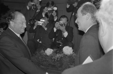 Handschlag zwischen Bruno Kreisky und Otto Habsburg 