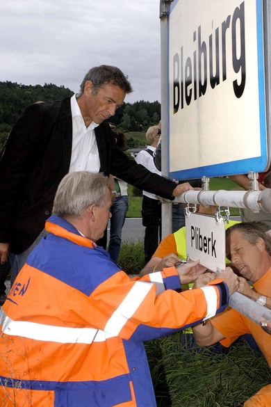 Landeshauptmann Haider bei der „Umgehung" des VfGH-Erkenntnisses durch Montierung kleiner slowenischen Zusatztafeln anstatt zweisprachiger Ortstafeln in Bleiburg am 25.08.2006 