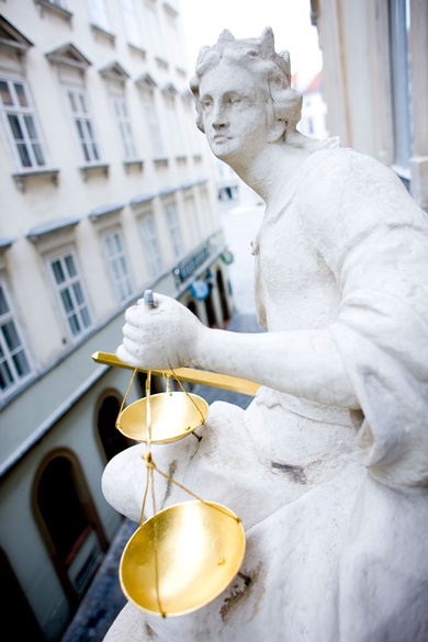 Justitiafigur am Gebäude des VfGH auf dem Judenplatz 