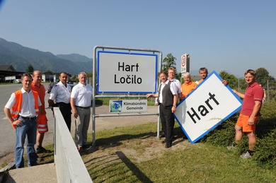 Aufstellung der zweisprachigen Ortstafel in Hart/Ločilo am 25.08.2011 