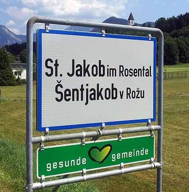 Zweisprachige Ortstafel von St Jakob im Rosental / Šentjakob v Rožu 