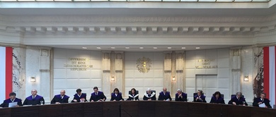 Der Verfassungsgerichtshof während der öffentlichen Verhandlung 