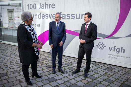 Verfassungstag 2021: Bundespräsident Van der Bellen, VfGH-Präsident Grabenwarter und VfGH-Vizepräsidentin Madner vor den Ausstellungscontainern von 