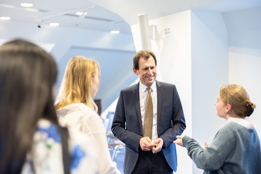 Präsident Grabenwarter 2023 bei einem Besuch von Studierenden im VfGH  &copy;Daniel Hinterramskogler