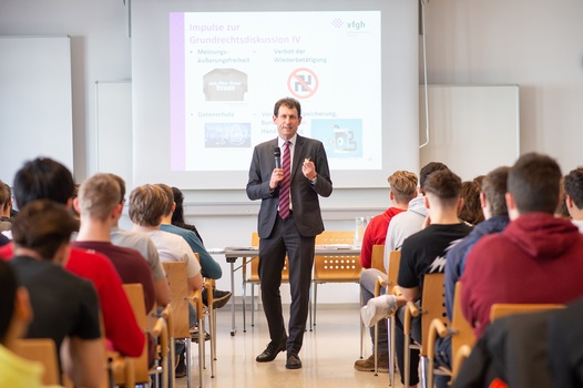 Präsident des VfGH Christoph Grabenwarter in einer Schulklasse ©Luiza Puiu