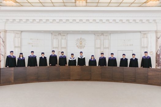 Pressefoto: Die Verfassungsrichterinnen und Verfassungsrichter im Verhandlungssaal ©VfGH/Maximilian Rosenberger
