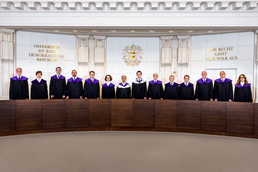 Press photo: The Members of the Constitutional Court 2025 (Court room) ©VfGH/Achim Bieniek
