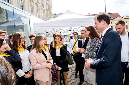 VfGH auf Tour – Eröffnung Wien (16.09.2021) mit Justizministerin Zadić und Schülerinnen und Schülern der JusHAK ©VfGH/Achim Bieniek