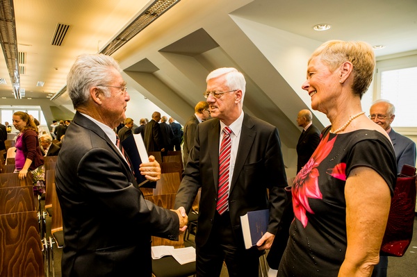 Der frühere Bundespräsident Heinz Fischer mit VfGH-Präsident Gerhart Holzinger und dessen Frau Karin Holzinger.  
