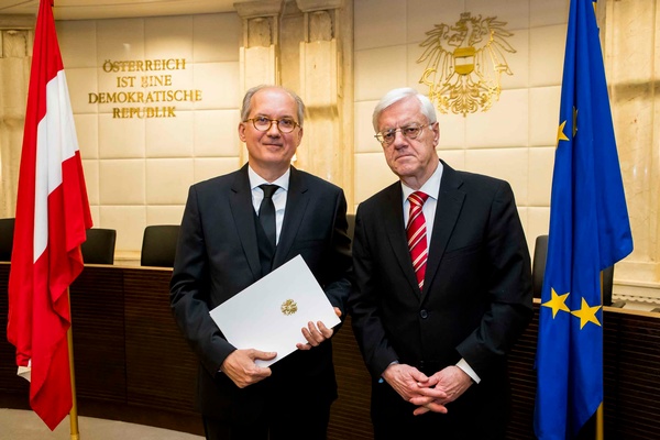 Präsident Gerhart Holzinger und das neue Ersatzmitglied Werner Suppan 