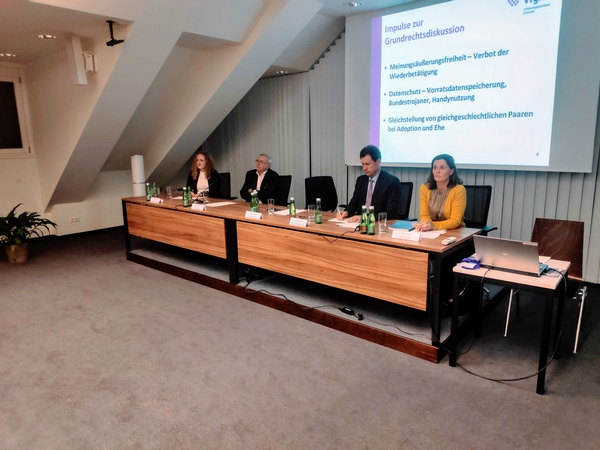 Interessierte Lehrerinnen und Lehrer können sich unter der Emailadresse verfassungmachtschule@vfgh.gv.at an den Verfassungsgerichtshof wenden. 