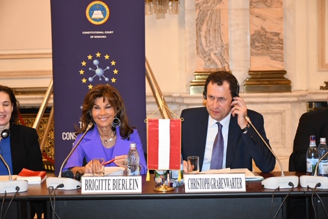 Präsidentin Bierlein und Vizepräsident Grabenwarter bei der Tagung in Bukarest 