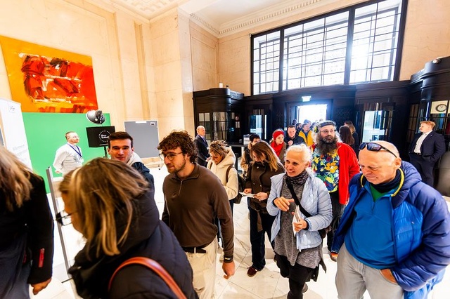 Besucherinnen und Besucher str&ouml;men in den VfGH am Tag der offenen T&uuml;r 2026 (Foto: VfGH/Achim Bieniek)&nbsp;