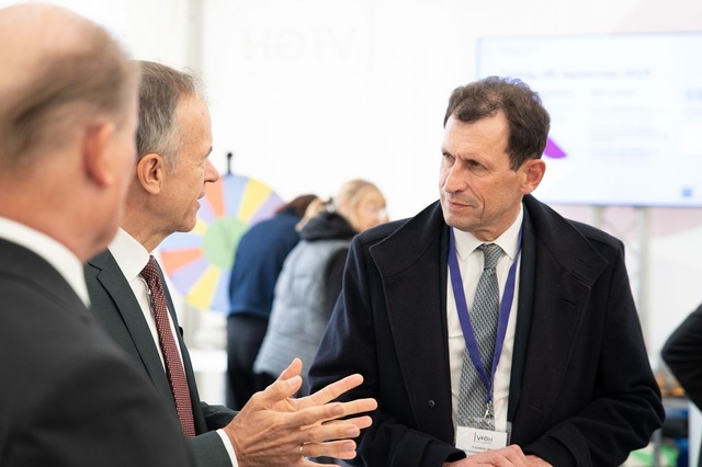 Präsident Grabenwarter im Gespräch mit Besuchern (Foto: Sebastian Lang) 