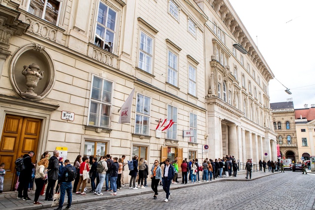 Eine lange Warteschlange vor dem VfGH am Tag der offenen Tür 2023 