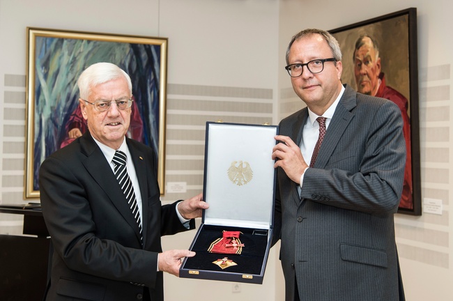Bundesverfassungsgerichts-Präsident Andreas Voßkuhle (r.) überreicht VfGH-Präsident Gerhart Holzinger das Ehrenzeichen.  (Foto: BVerfG/Kuberski) 