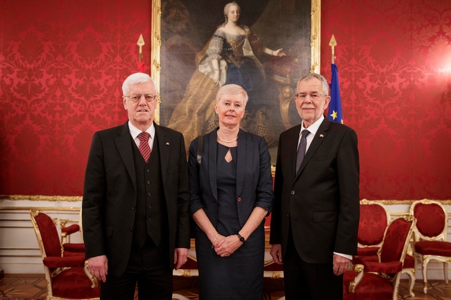 Bundespräsident Alexander Van der Bellen (r.) mit dem scheidenden VfGH-Präsidenten Gerhart Holzinger und Karin Holzinger. (Foto: HBF/Lechner) 