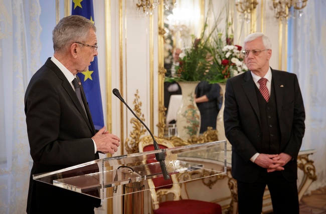 Bundespräsident Alexander Van der Bellen (l.) verabschiedet VfGH-Präsident Gerhart Holzinger. (Foto: HBF/Lechner) 