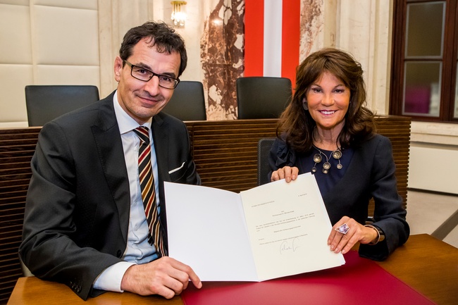 Der neue Verfassungsrichter Michael Rami und VfGH-Präsidentin Brigitte Bierlein im Verhandlungssaal des Verfassungsgerichtshofes.  