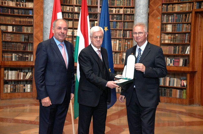 Der Präsident des ungarischen Verfassungsgerichts, Tamás Sulyok, VfGH-Präsident Gerhart Holzinger und der ungarische Justizminister László Trócsányi am 24. Oktober 2017 in Pannonhalma (v.l.). (Foto: Ungar. VG) 