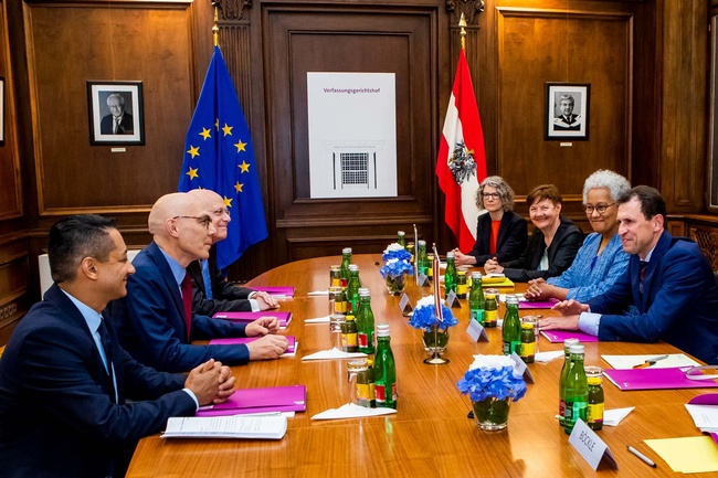 Meinungsaustausch mit UN-Hochkommissar Volker Türk (2. v. l.), rechts außen VfGH-Präsident Christoph Grabenwarter 