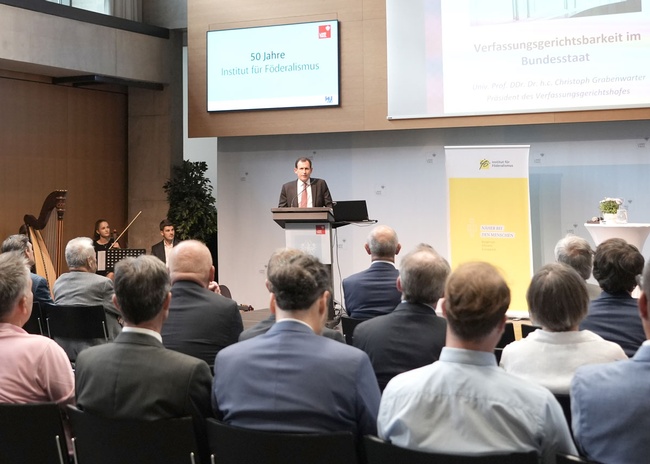 VfGH-Präsident Christoph Grabenwarter beim Festakt zum 50-jährigen Bestehen des Instituts für Föderalismus in Innsbruck (Foto: Land Tirol/Dominik)