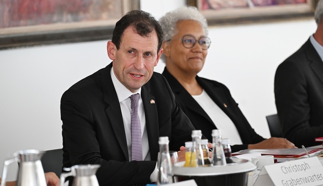 Präsident Grabenwarter und Vizepräsidentin Madner bei Arbeitsgesprächen beim Bundesverfassungsgericht in Karlsruhe (c) Bundesverfassungsgericht, Franziska Kaufmann/Bundesfoto