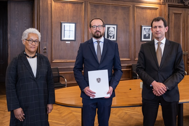 Das neue Ersatzmitglied Univ.-Prof. Michael Mayrhofer mit Vizepräsidentin Madner und Präsident Grabenwarter (Foto: Maximilian Rosenberger) 