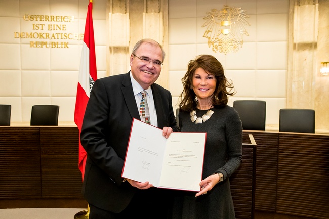 Präsidentin Brigitte Bierlein mit dem neuen Miglied des VfGH Prof. Wolfgang Brandstetter 