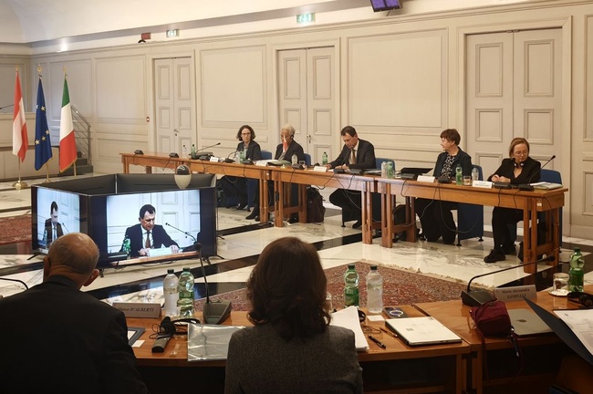 Österreichische und italienische Verfassungsrichterinnen und -richter während einer Arbeitstagung in der Corte Costituzionale in Rom&nbsp;