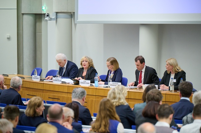 Judicial Seminar beim Europäischen Gerichtshof für Menschenrechte; v. links: M. Gnatovskyy, L. Schembri Orland, A. Seibert-Fohr, C. Grabenwarter, I. Kucina (Foto: Council of Europe)&nbsp;