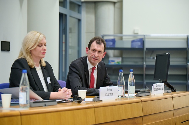 Präsident Grabenwarter bei seinem Vortrag; v. links: I. Kucina, C. Grabenwarter (Foto: Council of Europe)&nbsp;