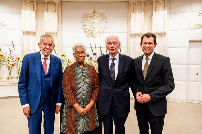 V.l.n.r.: Bundespräsident Alexander Van der Bellen, VfGH-Vizepräsidentin Verena Madner, Prof. Dieter Grimm, VfGH-Präsident Christoph Grabenwarter &nbsp;