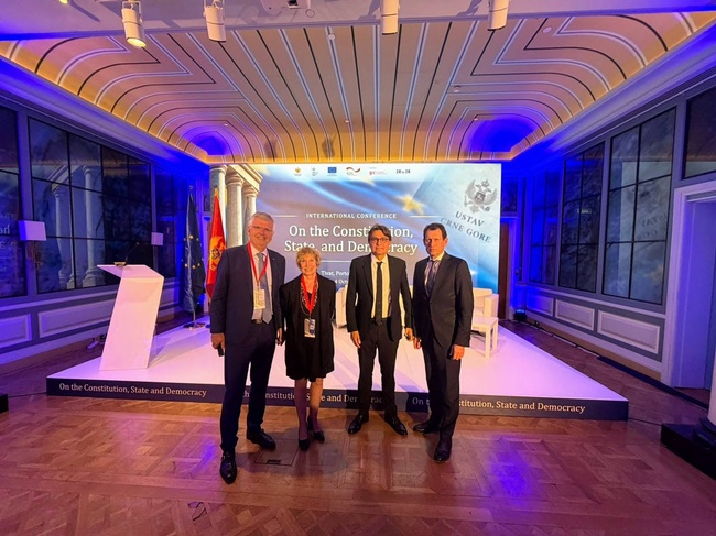 V.r.n.l.: Christoph Grabenwarter, Mattias Guyomar, Josephine Moerman (Präsidentin des belgischen Verfassungsgerichtshofes), Pierre Nihoul (Foto: VfGH)&nbsp;