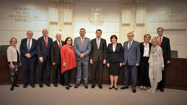 Die Delegationen im Verhandlungssaal des VfGH. 