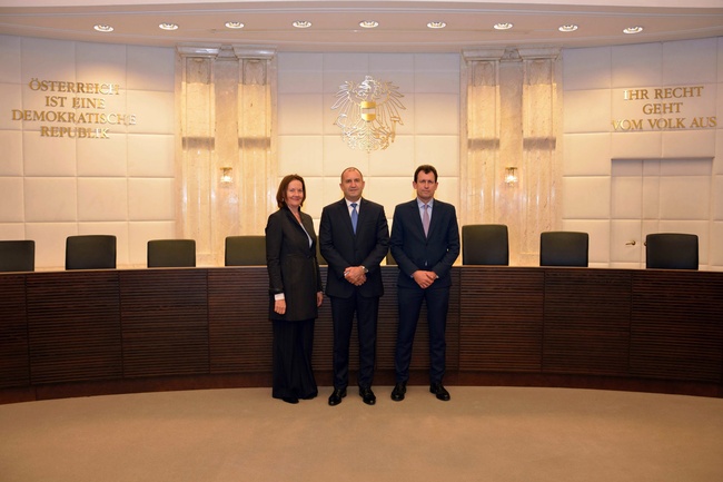 Rumen Radew, Präsident der Republik Bulgarien, mit Ingrid Siess-Scherz, Mitglied des VfGH, sowie Christoph Grabenwarter, Vizepräsident des VfGH 