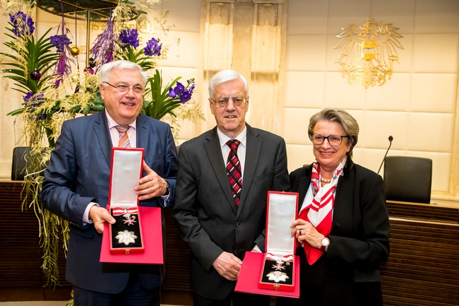 Senatspräsident Rudolf Müller und Rechtsanwalt Eleonore Berchtold-Ostermann mit VfGH-Präsident Gerhart Holzinger (m.) 