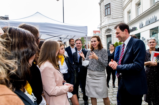 VfGH auf Tour in Wien – BM für Justiz Zadić und VfGH-Präsident Grabenwarter im Gespräch mit Schülern der JusHAK (Foto: VfGH/Achim Bieniek) 