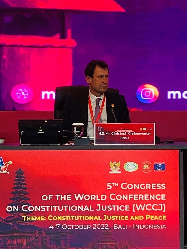 VfGH-Präsident Grabenwarter führt Vorsitz an einem Panel beim Weltkongress der Verfassungsgerichte 2022 in Indonesien 