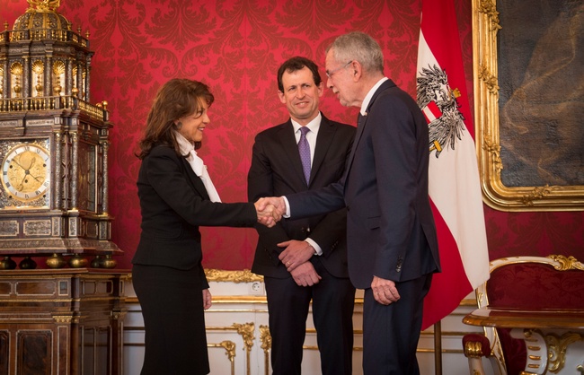 Bundespräsident Alexander Van der Bellen (im Vordergrund) bei der Angelobung von VfGH-Präsidenten Brigitte Bierlein und Vizepräsident Christoph Grabenwarter. 