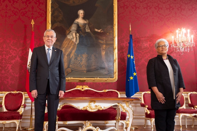 Bundespräsident Alexander Van der Bellen und die neue Vizepräsidentin des Verfassungsgerichtshofes Verena Madner 