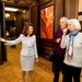 Vizepräsidentin des VfGH Brigitte Bierlein mit zwei interessierten Besuchern 