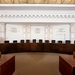 Blick auf die Richterinnen- und Richterbank im Verhandlungssaal des Verfassungsgerichtshofes 