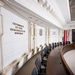 Blick auf die Richterinnen- und Richterbank im Verhandlungssaal des Verfassungsgerichtshofes 