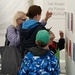 Neugierige Blicke des Publikums in der Ausstellung über die Verfassung (Foto: Sebastian Lang) 