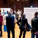 Besucherinnen und Besucher im Ausstellungsbereich des VfGH am Tag der offenen Tür 2023 