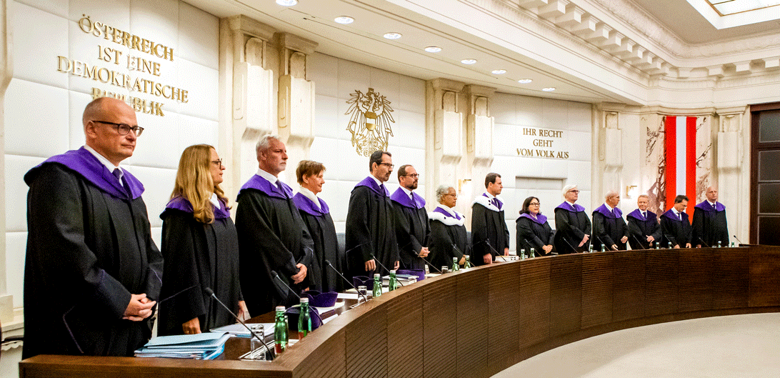 Das Richtergremium bei einer öffentlichen Verhandlung im Oktober 2023