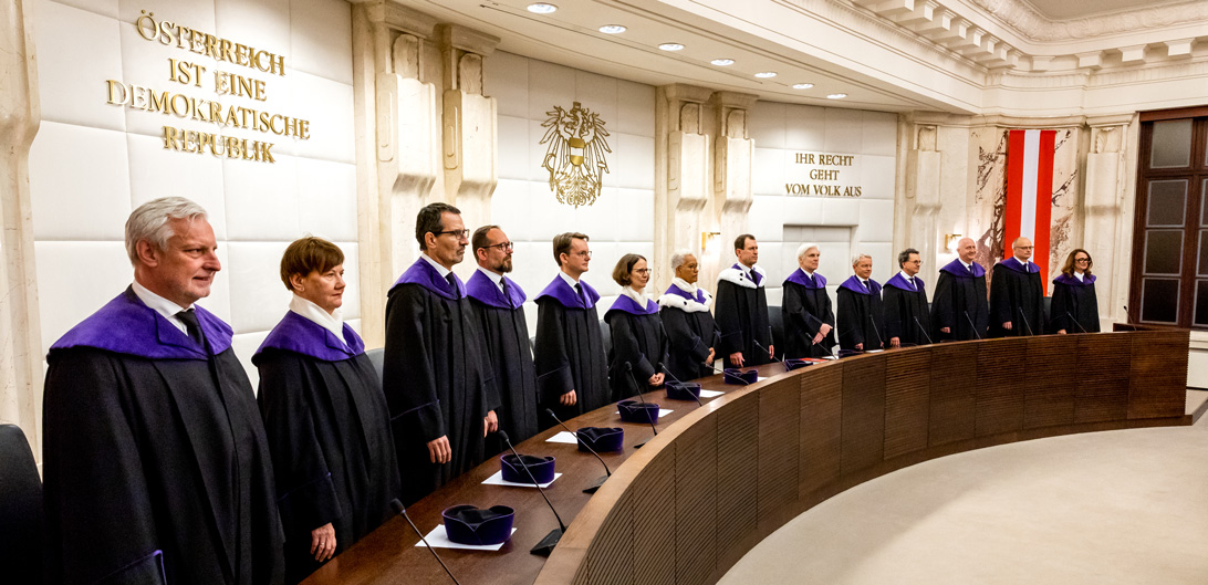 Die Mitglieder des VfGH im Verhandllungssaal (März 2026) (Foto: VfGH/Achim Bieniek)