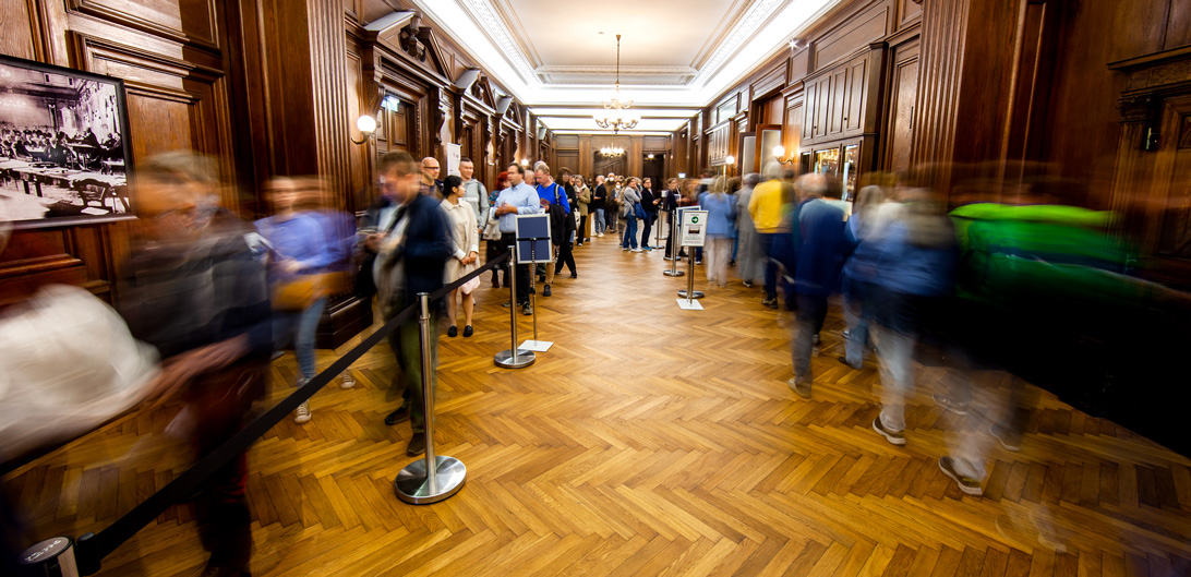 Besucherinnen und Besucher des VfGH am Tag der offenen Tür 2023